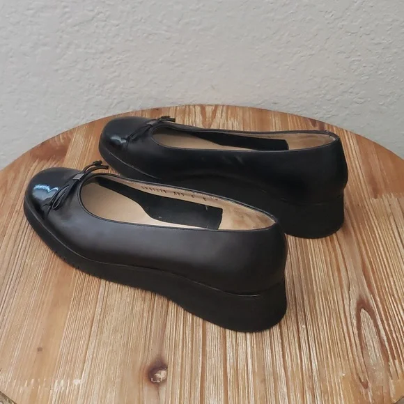 SALVATORE FERRAGAMO Classic Vara Black/Black Patent Bow Pump - Picture 4 of 12